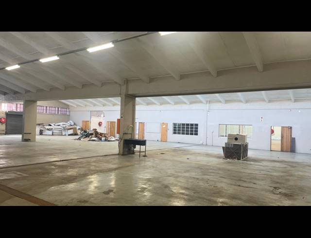 2,100M² WAREHOUSE TO LET IN PARAMOUNT ESTATE